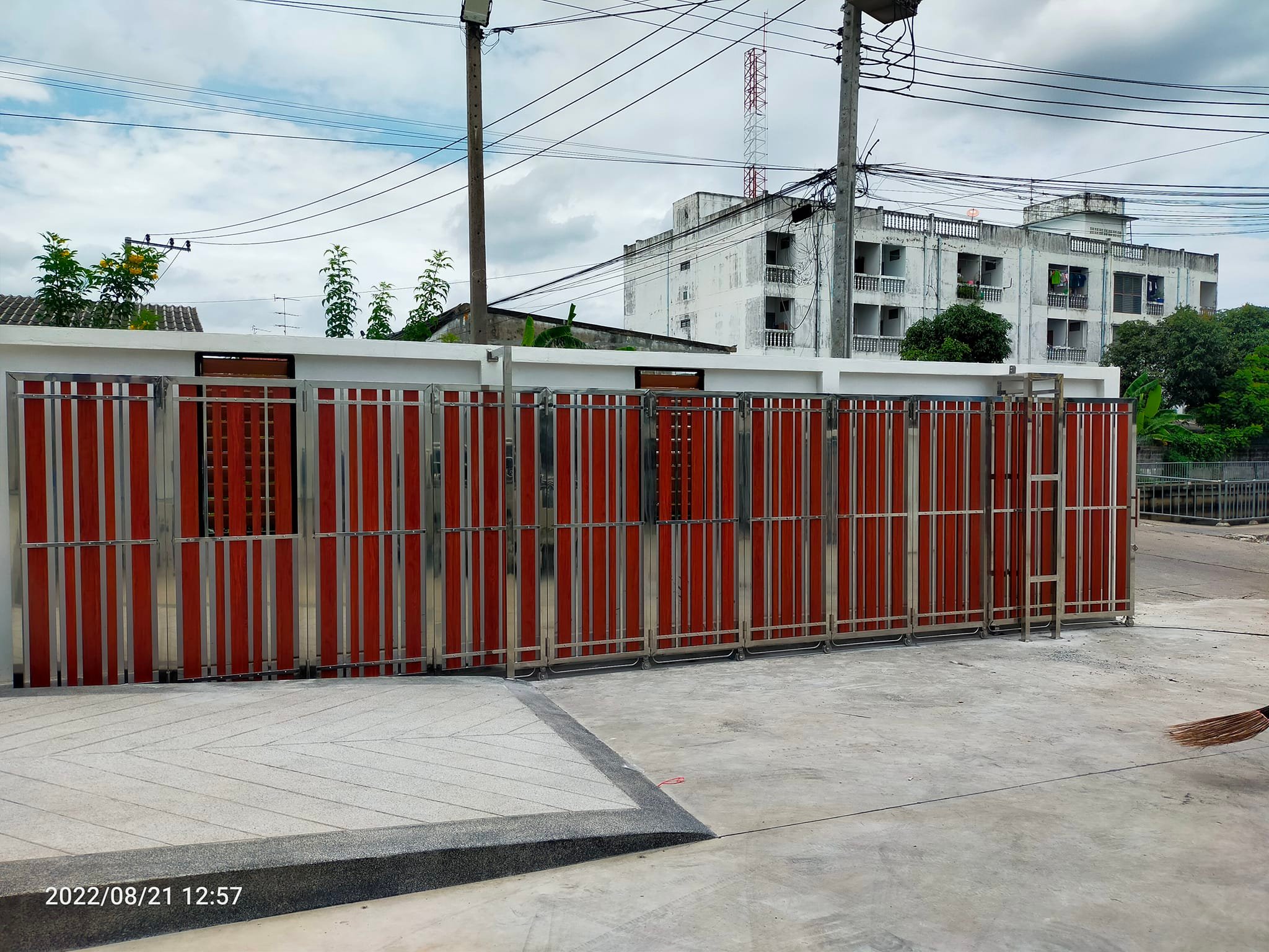 รับทำประตูสแตนเลสบานเลื่อนโค้ง / รับทำประตูสแตเลสรางรถไฟ