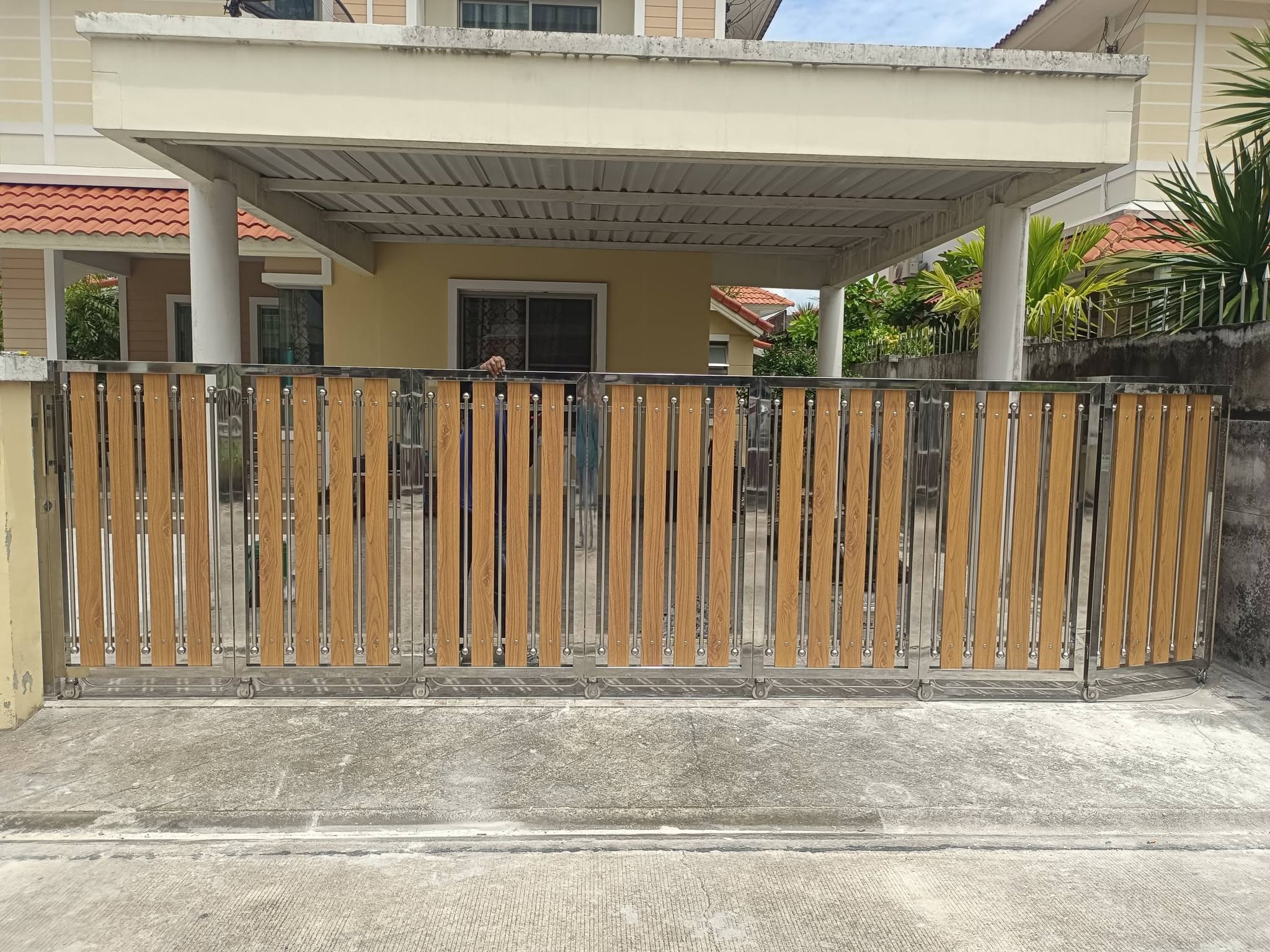 รับทำประตูสแตนเลสบานเลื่อนโค้ง