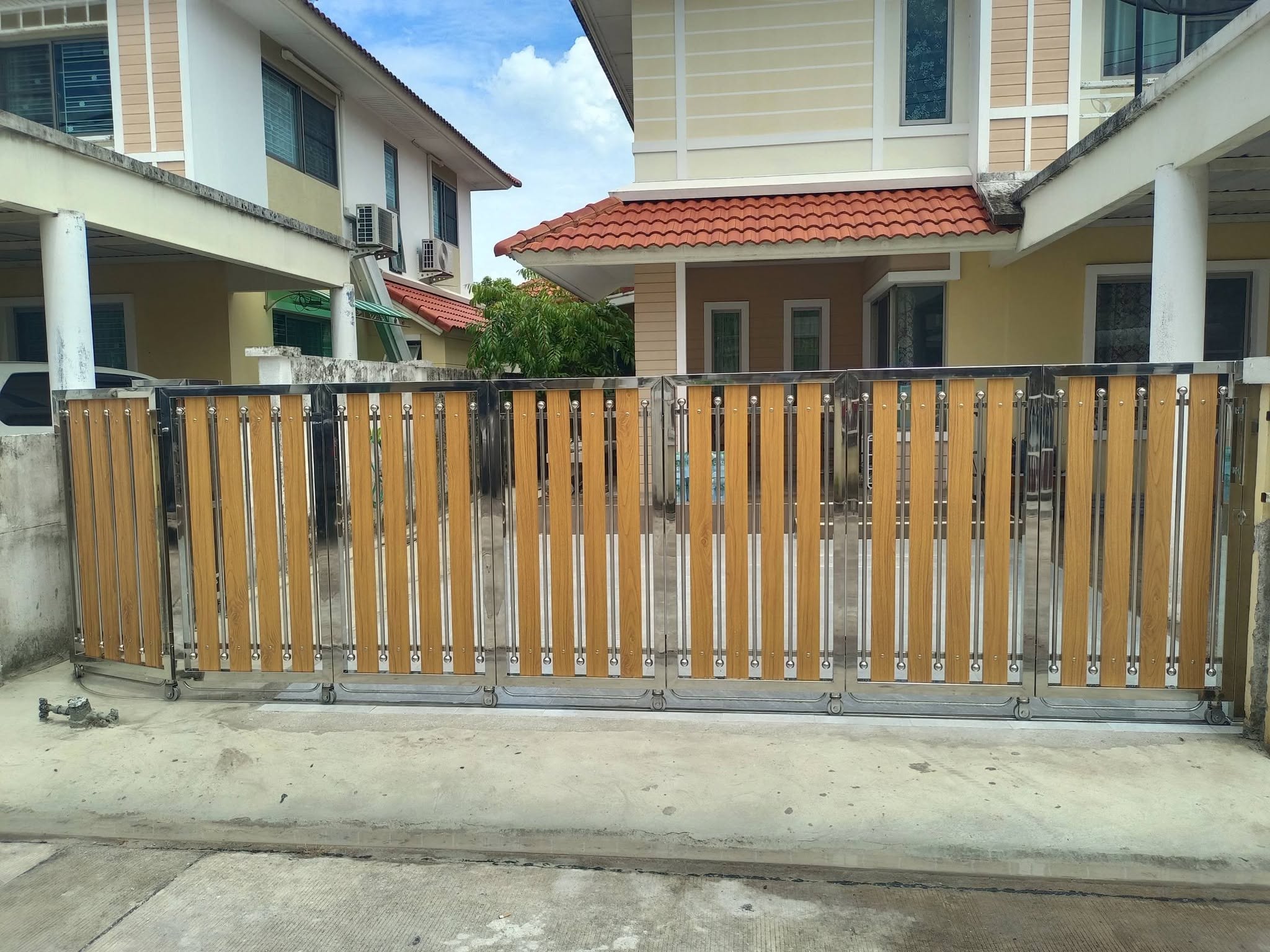 รับทำประตูสแตนเลสบานเลื่อนโค้ง